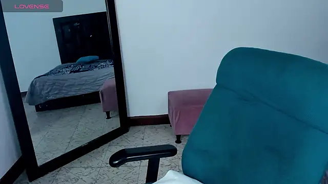 Snapshot of MaiaPetitte_ chatting on January 23, 10:01 pm MaiaPetitte online show from January 23, 10:01 pm