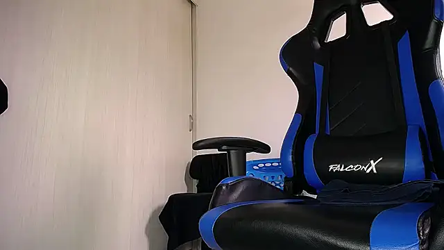 MAXJONES 2 online show from March 29, 3:24 pm