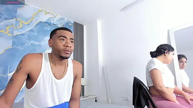 Snapshot of Kylieandjhonny chatting on December 4, 8:19 pm Kylieandjhonny online show from December 4, 8:19 pm