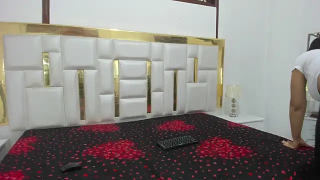 Snapshot of Kylieandjhonny chatting on January 24, 9:15 pm Kylieandjhonny online show from January 24, 9:15 pm