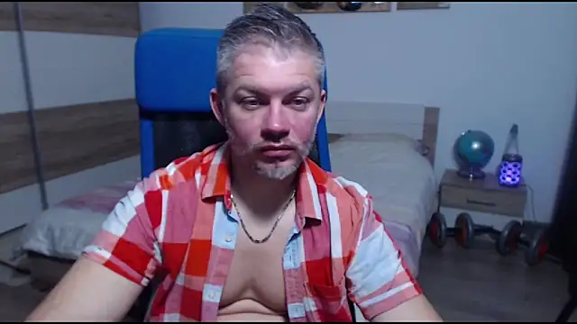 Snapshot of RobbyShawz chatting on December 17, 5:45 am RobbyShawz online show from December 17, 5:45 am