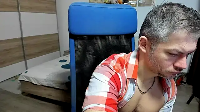 Snapshot of RobbyShawz chatting on January 6, 6:39 am RobbyShawz online show from January 6, 6:39 am