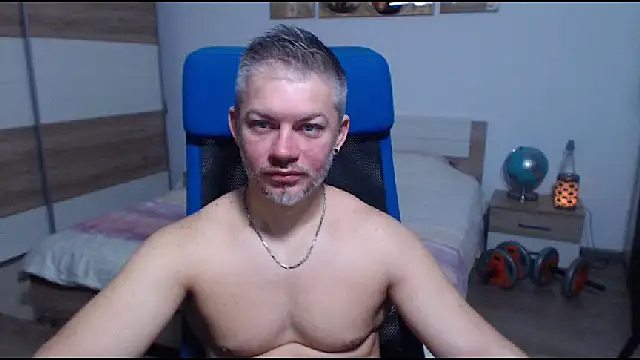 Snapshot of RobbyShawz chatting on December 15, 5:35 am RobbyShawz online show from December 15, 5:35 am