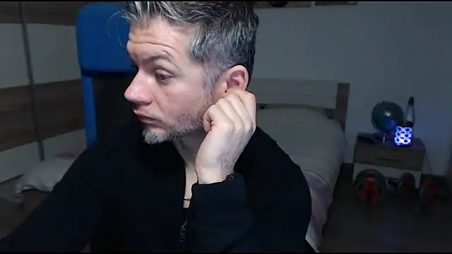 Snapshot of RobbyShawz chatting on February 14, 9:34 am RobbyShawz online show from February 14, 9:34 am