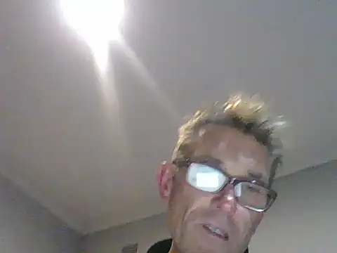 Snapshot of xykenrah@xh chatting on December 13, 9:09 pm xykenrahxh online show from December 13, 9:09 pm