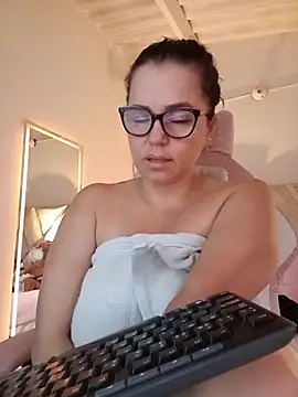 Snapshot of MariaPau_83 chatting on July 6, 1:51 pm MariaPau 83 online show from July 6, 1:51 pm