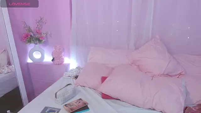 Snapshot of Sweetcristin chatting on June 20, 2:27 am Sweetcristin online show from June 20, 2:27 am