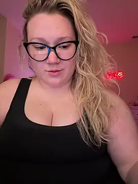 Snapshot of PiggyRose chatting on March 19, 12:26 am PiggyRose online show from March 19, 12:26 am