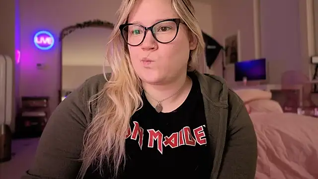 PiggyRose online show from March 21, 1:40 am