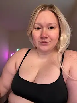 Snapshot of PiggyRose chatting on September 20, 10:48 pm PiggyRose online show from September 20, 10:48 pm