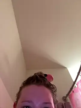 Snapshot of PiggyRose chatting on February 4, 1:00 am PiggyRose online show from February 4, 1:00 am