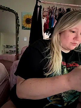 Snapshot of PiggyRose chatting on October 6, 10:32 pm PiggyRose online show from October 6, 10:32 pm