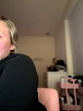 Snapshot of PiggyRose chatting on September 14, 3:18 am PiggyRose online show from September 14, 3:18 am