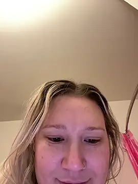 Snapshot of PiggyRose chatting on January 5, 11:19 pm PiggyRose online show from January 5, 11:19 pm