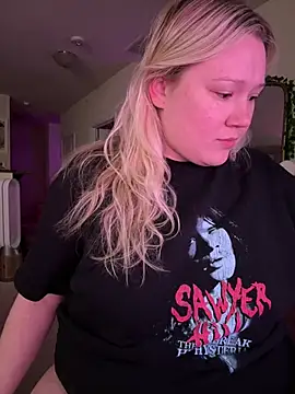 Snapshot of PiggyRose chatting on February 10, 11:15 pm PiggyRose online show from February 10, 11:15 pm