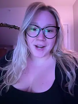 Snapshot of PiggyRose chatting on March 15, 12:47 am PiggyRose online show from March 15, 12:47 am