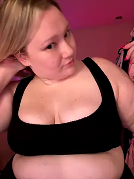 Snapshot of PiggyRose chatting on November 2, 2:49 am PiggyRose online show from November 2, 2:49 am