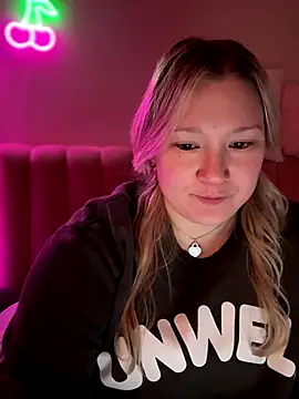 Snapshot of PiggyRose chatting on December 14, 3:46 am PiggyRose online show from December 14, 3:46 am