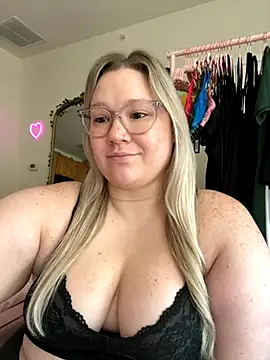 Snapshot of PiggyRose chatting on September 28, 7:10 pm PiggyRose online show from September 28, 7:10 pm