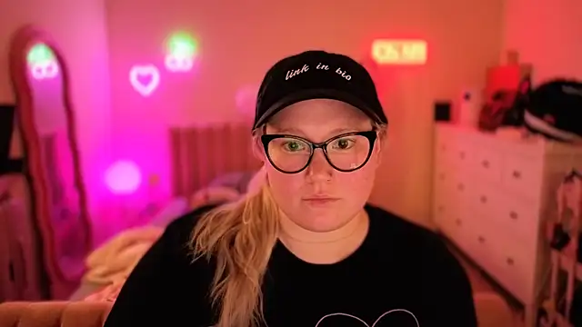 Snapshot of PiggyRose chatting on October 18, 12:01 am PiggyRose online show from October 18, 12:01 am