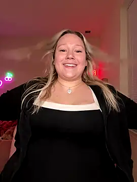 Snapshot of PiggyRose chatting on December 16, 1:32 am PiggyRose online show from December 16, 1:32 am