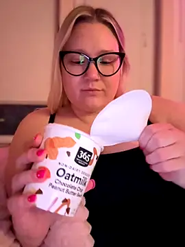 Snapshot of PiggyRose chatting on November 1, 1:23 am PiggyRose online show from November 1, 1:23 am