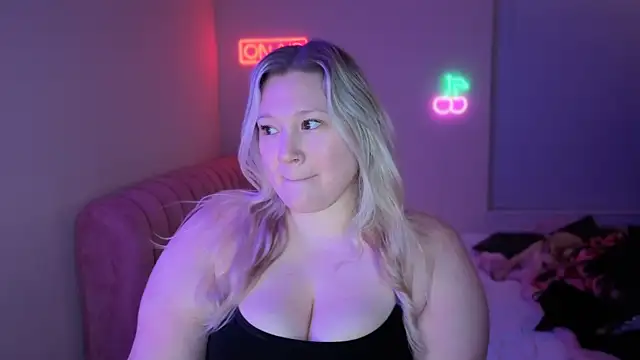 Snapshot of PiggyRose chatting on January 8, 1:33 am PiggyRose online show from January 8, 1:33 am