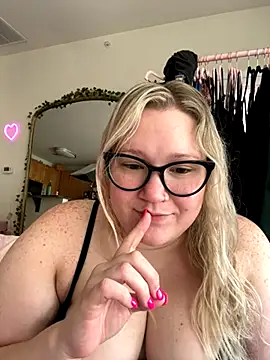 Snapshot of PiggyRose chatting on October 19, 6:10 pm PiggyRose online show from October 19, 6:10 pm