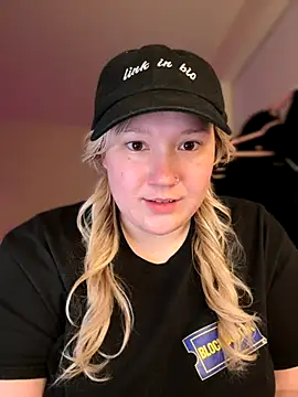 Snapshot of PiggyRose chatting on November 22, 2:10 am PiggyRose online show from November 22, 2:10 am