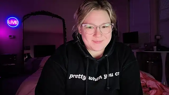 PiggyRose online show from March 28, 11:50 pm