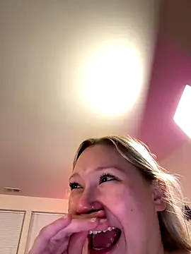 Snapshot of PiggyRose chatting on December 18, 11:19 pm PiggyRose online show from December 18, 11:19 pm