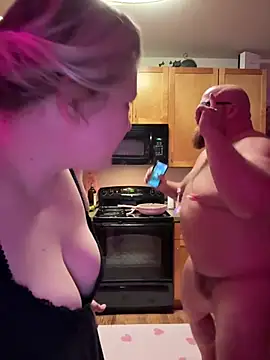 Snapshot of PiggyRose chatting on January 8, 11:44 pm PiggyRose online show from January 8, 11:44 pm