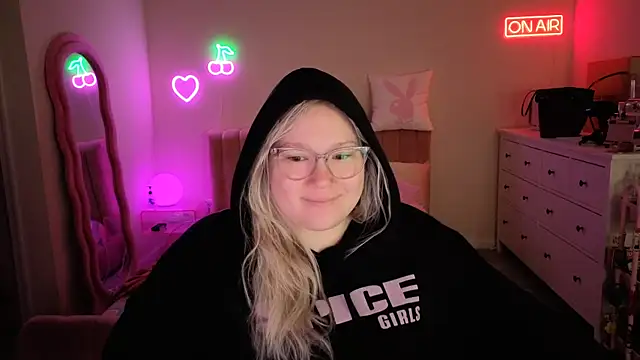 Snapshot of PiggyRose chatting on December 21, 1:30 am PiggyRose online show from December 21, 1:30 am