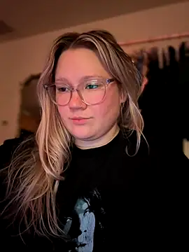 Snapshot of PiggyRose chatting on October 1, 12:27 am PiggyRose online show from October 1, 12:27 am