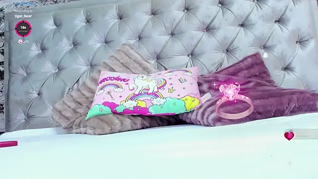 Snapshot of MelanieLexxx chatting on December 5, 7:44 pm MelanieLexxx online show from December 5, 7:44 pm