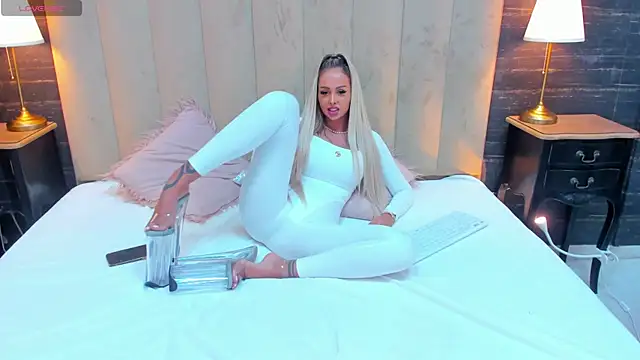 Snapshot of MelanieLexxx chatting on December 19, 6:45 pm MelanieLexxx online show from December 19, 6:45 pm