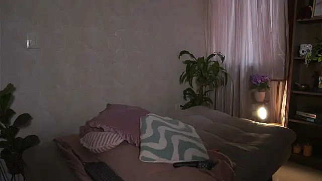 HannahEvanss online show from April 8, 1:23 pm