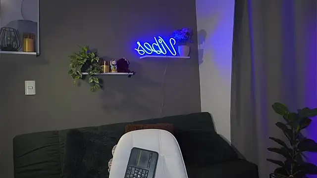 Snapshot of HannahEvanss chatting on October 11, 4:19 pm HannahEvanss online show from October 11, 4:19 pm