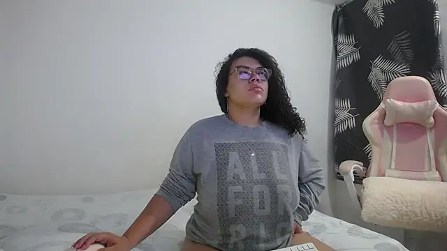 mabigomez00 online show from October 31, 9:06 am