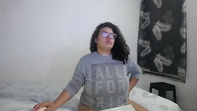 mabigomez00 online show from April 17, 9:12 am