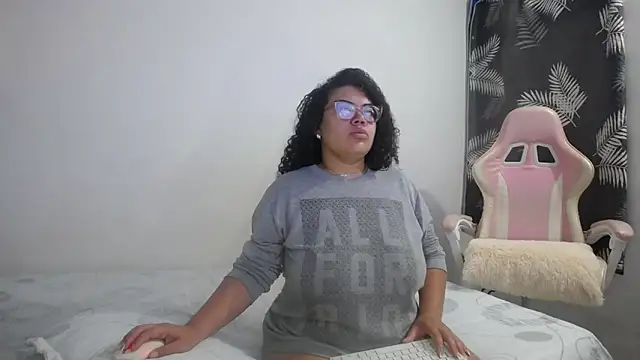 mabigomez00 online show from March 18, 9:12 am