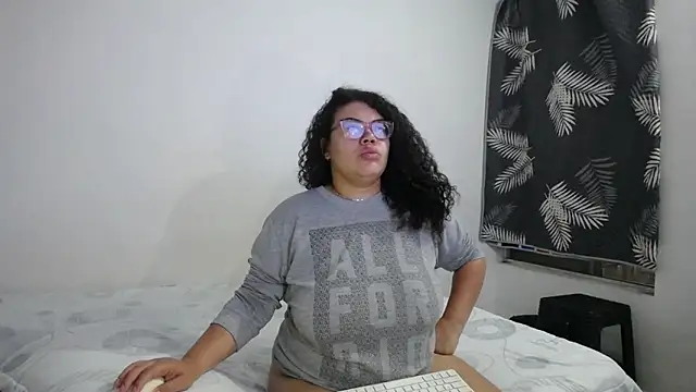 mabigomez00 online show from April 24, 9:22 am