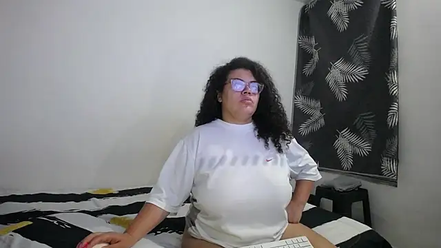 mabigomez00 online show from May 16, 9:19 am