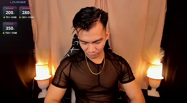 Snapshot of 000batman000 chatting on February 4, 1:27 pm 000batman000 online show from February 4, 1:27 pm