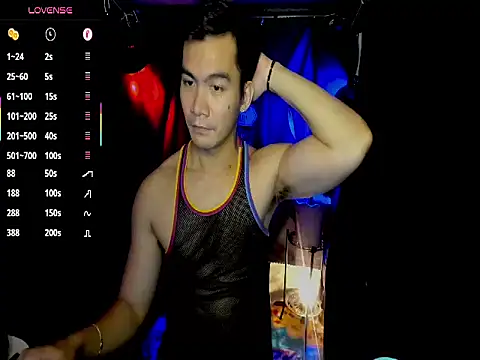 Snapshot of 000batman000 chatting on February 27, 1:11 pm 000batman000 online show from February 27, 1:11 pm