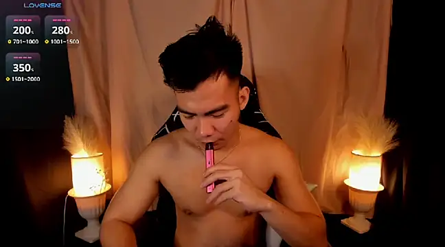 Snapshot of 000batman000 chatting on February 20, 1:36 am 000batman000 online show from February 20, 1:36 am