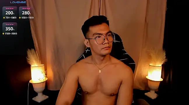 Snapshot of 000batman000 chatting on February 19, 4:44 am 000batman000 online show from February 19, 4:44 am