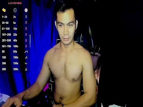 Snapshot of 000batman000 chatting on February 5, 3:30 pm 000batman000 online show from February 5, 3:30 pm