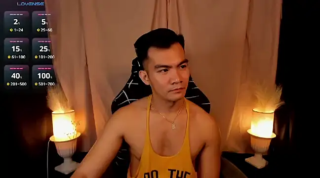 Snapshot of 000batman000 chatting on February 19, 1:17 pm 000batman000 online show from February 19, 1:17 pm