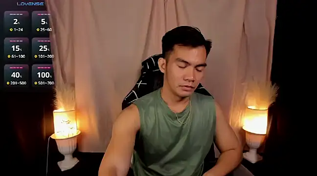 Snapshot of 000batman000 chatting on February 13, 12:57 am 000batman000 online show from February 13, 12:57 am